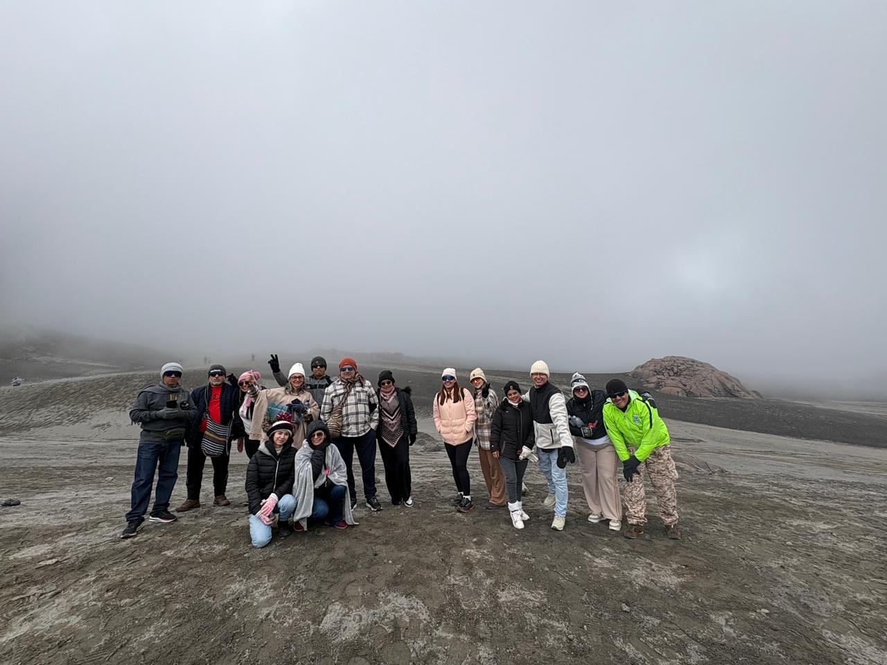 Grupo de viajeros de Cibeles Tours en el Valle de las Tumbas