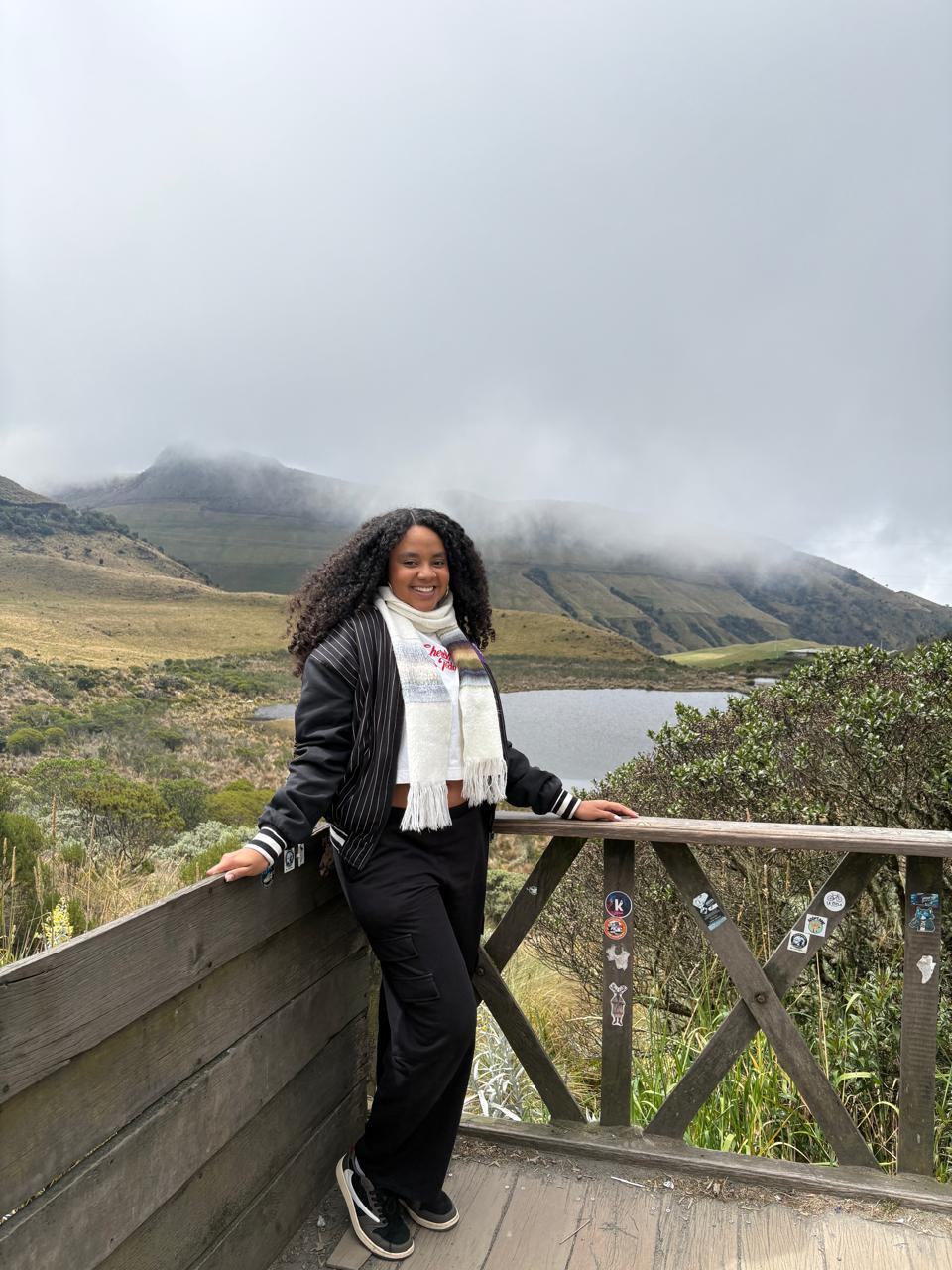 Viajera en el mirador de la laguna, Parque Los Nevados