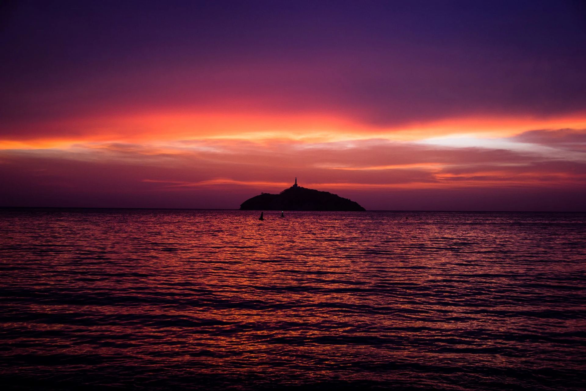 Atardecer frente al Morro de Santa Marta