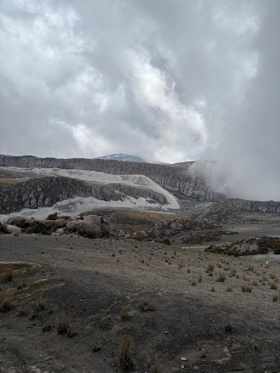 Valle de las Tumbas y cráter en el Parque Los Nevados