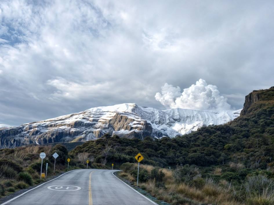 Vía al Nevado del Ruiz con el volcán al fondo
